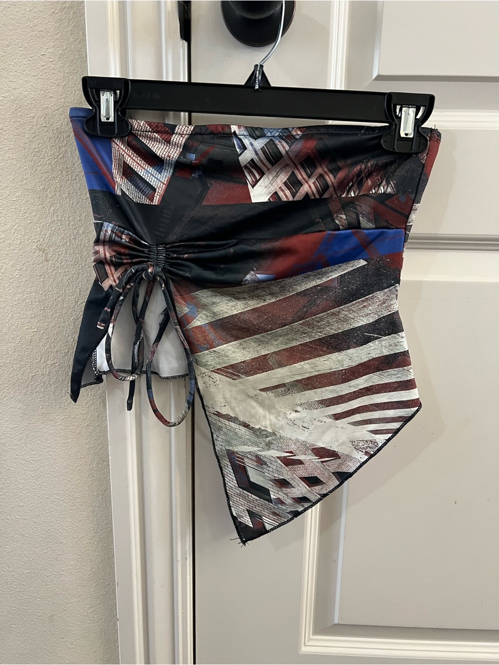 Edikted Multicolor Graphic Tie-Front Crop Top